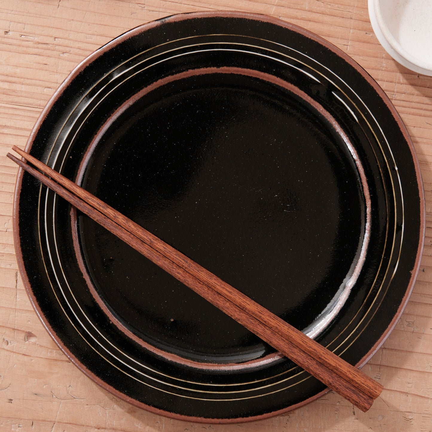 [ 村澤 享 ] リムプレート7寸・中皿 黒釉 - 益子焼