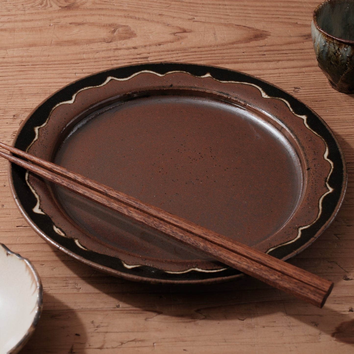 [ 村澤 享 ] 波縁取り7寸・中皿 柿黒釉 - 益子焼