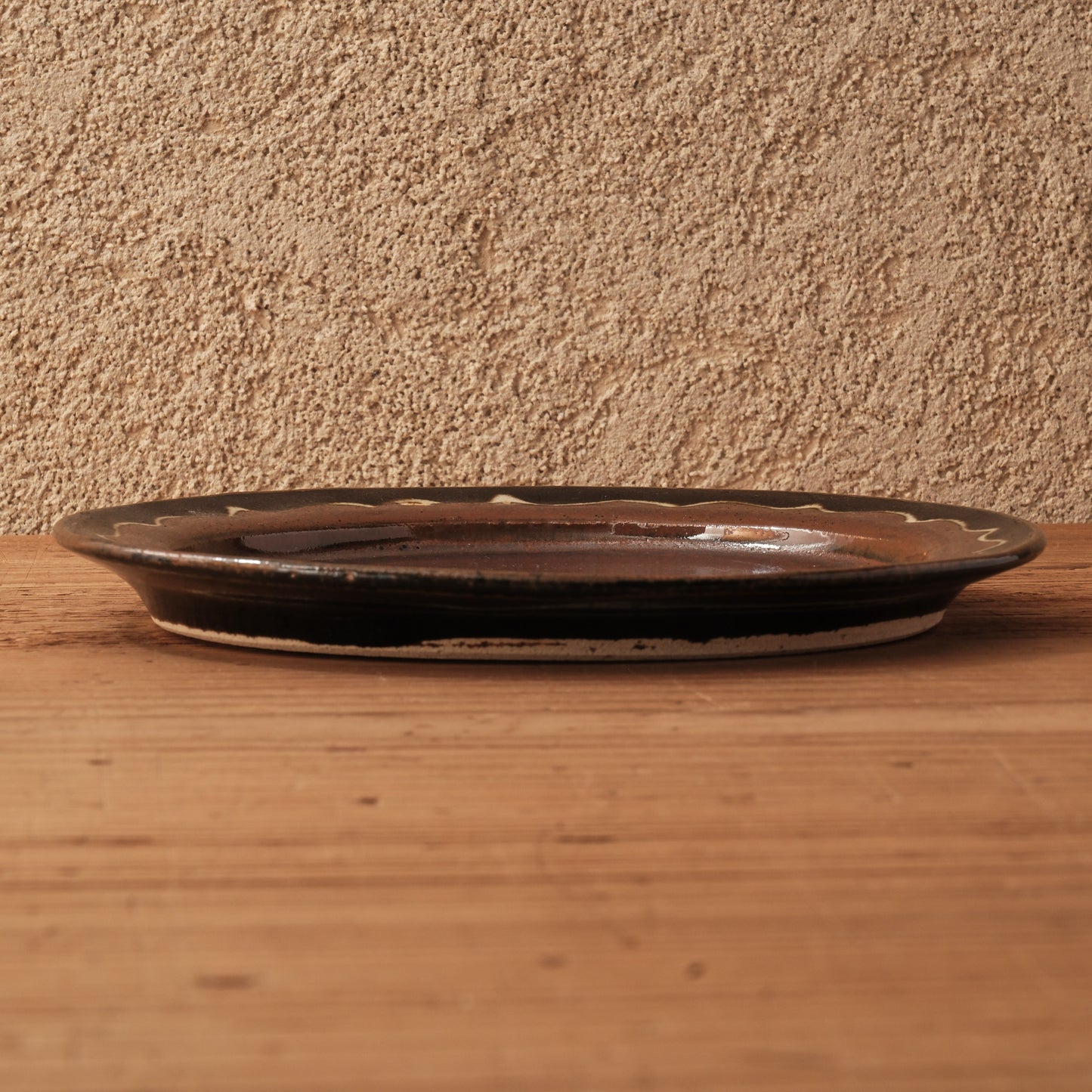 [ 村澤 享 ] 波縁取り7寸・中皿 柿黒釉 - 益子焼