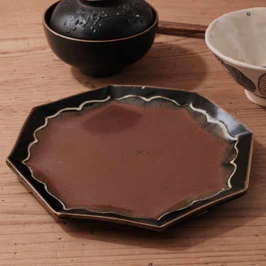 [ 村澤 享 ] 波縁取り八角7寸皿 柿黒釉 - 益子焼