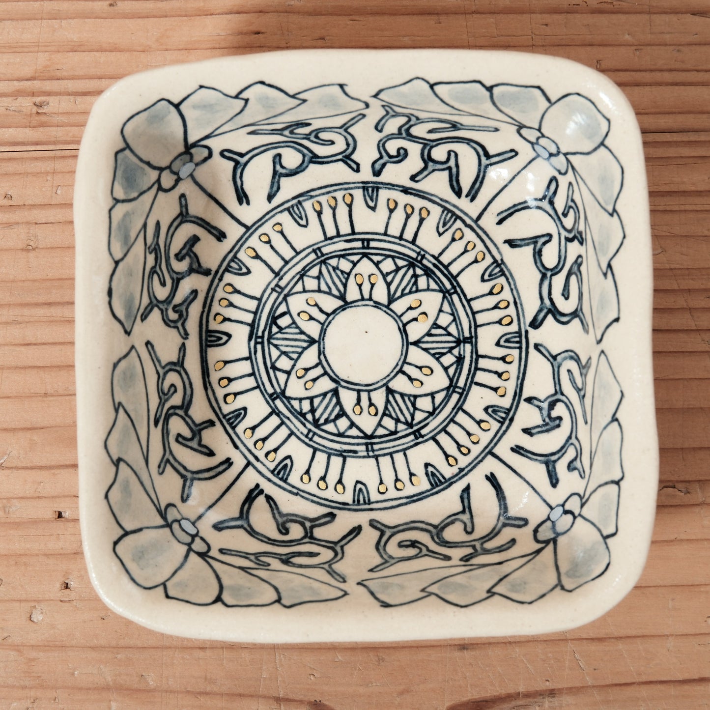 [ 加藤 喜道 ] 絵付け □小鉢 幅約11.5cm 赤絵・金彩 A